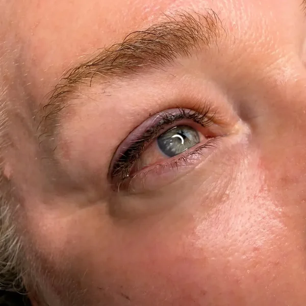 Subtle lash enhancement on brunette — natural daily-wear eye portrait